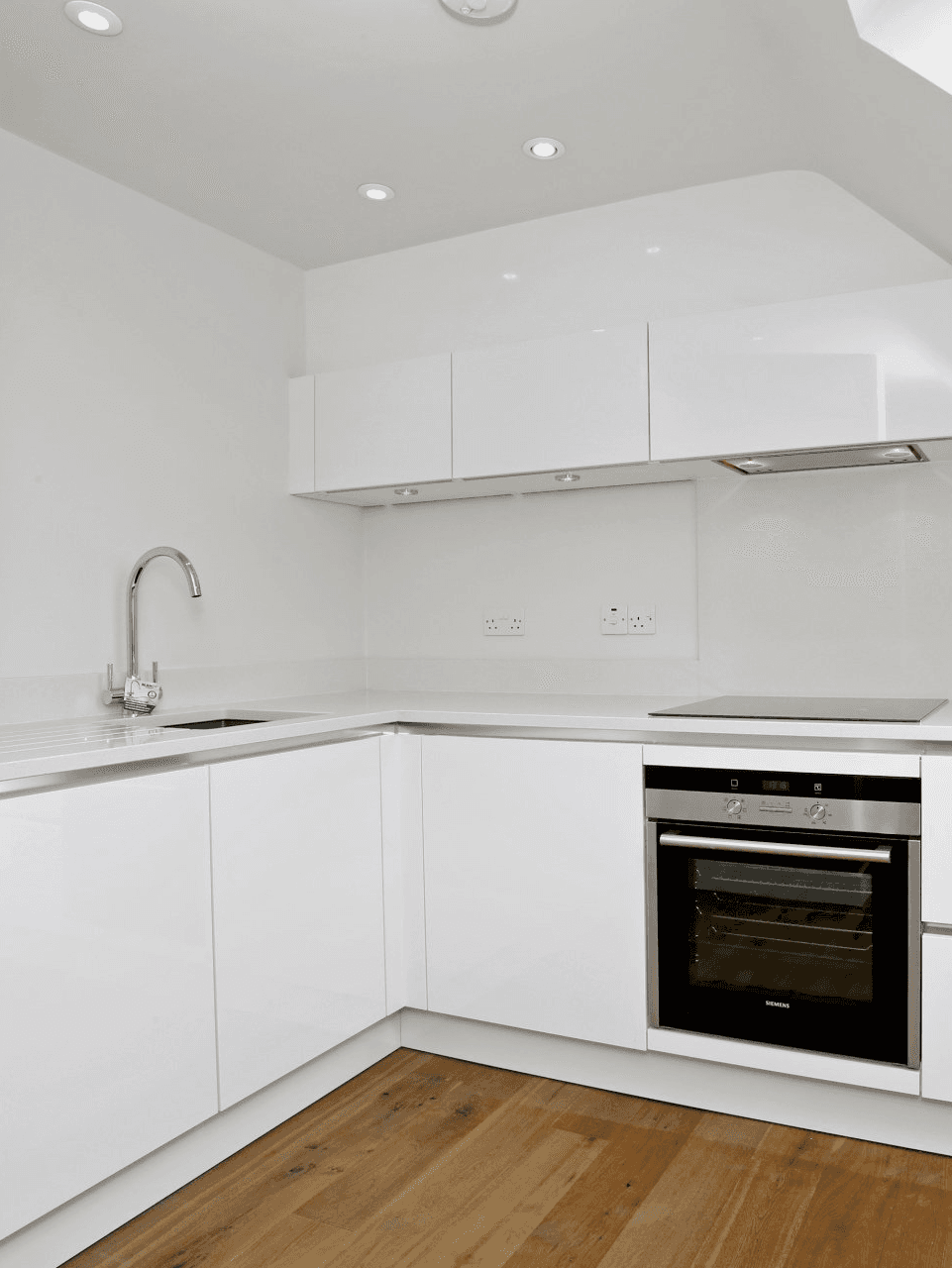 Fitted kitchen with Siemens oven